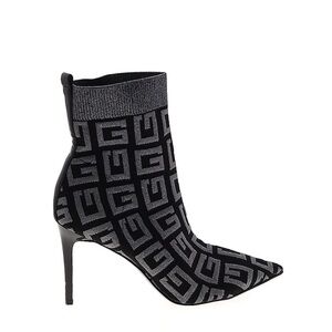 Woman Guess Dally boots 
Never worn and still in box 
Size 8